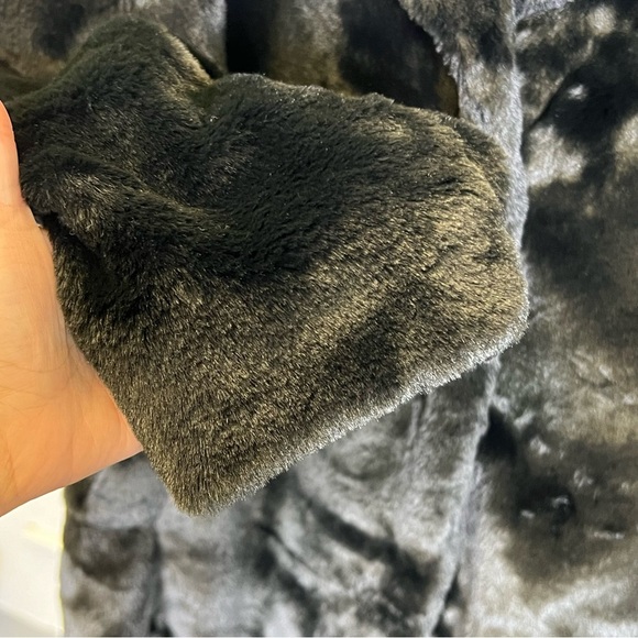 DKNY Women’s Black Front Button Down Faux Fur Jacket Coat Size M - Picture 2 of 13